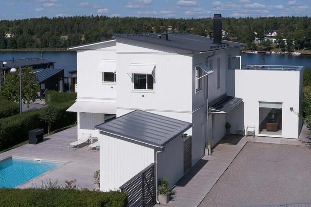 Water Facing Villa With Pool & Sauna Lidingö Esterno foto