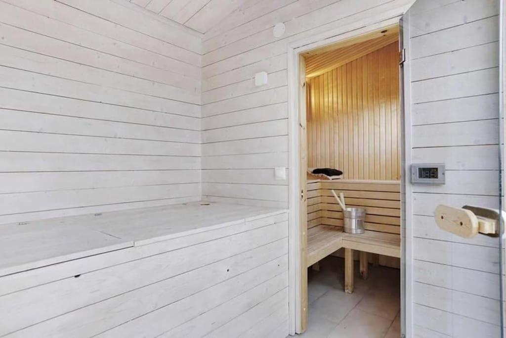 Water Facing Villa With Pool & Sauna Lidingö Esterno foto